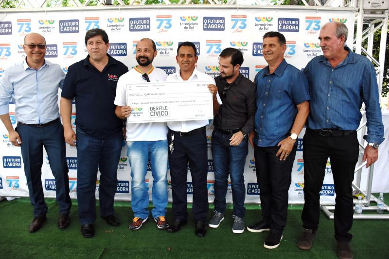 Vereadores prestigiam desfile e entregam prêmio às escolas nos 73 anos do município
